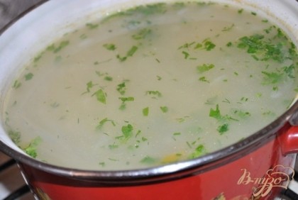В готовый суп добавляем рубленую зелень, накрываем крышкой, снимаем с огня, даем настоятся 15 мин.