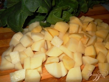 Добавляем картофель, нарезанный крупным кубиком. Варим до готовности картофеля.