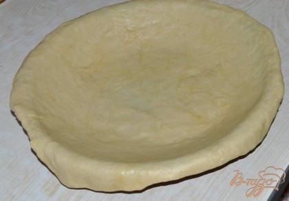 Тесто раскатываем скалкой по диаметру больше формы для запекания.Перекладываем тесто в форму.