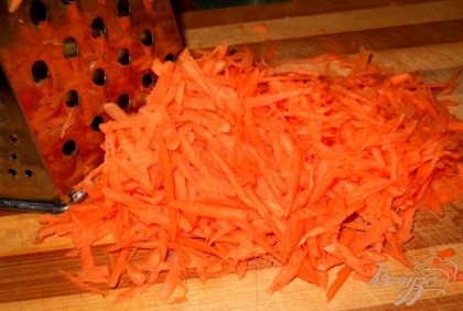 Морковь чистим, моем, трем на крупной терке.
