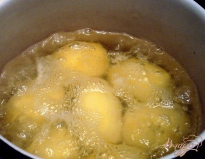 Картофель почистить и опустить в кипящую воду на 5 минут, поварить, воду слить.