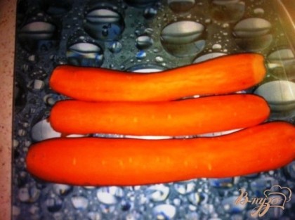 Очищаем морковь.