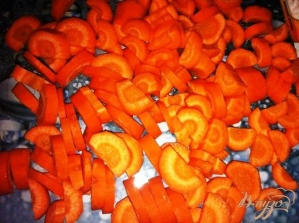 Нарезаем морковь кубиком.