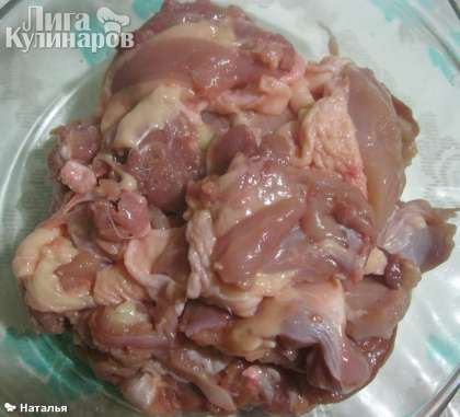 Мясо курицы срезать с косточек (косточки можно использовать для варки бульона)