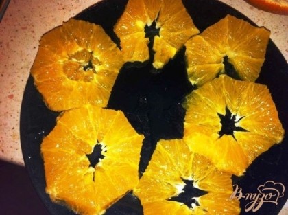 Пока тушится индейка, очищаем второй апельсин от кожуры и белых пластинок.