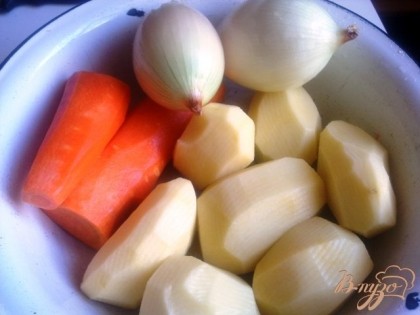 Чистим морковь,лук и картофель.