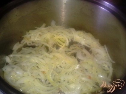 В кастрюлю с толстым дном наливаем растительное масло и доводим его до кипения, кладем порезанный лук.