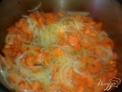 Немного обжарив лук, добавляем морковь и обжариваем.