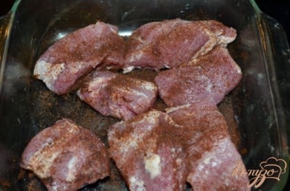 Кусочки свинины обсыпать чили перцем. Разогреть сковороду на средне-высоком огне 6добавим 1 стол.л. оливковое масло.И обжарим свинину примерно 4 мин.После свинину обжаренную выложим на тарелку.