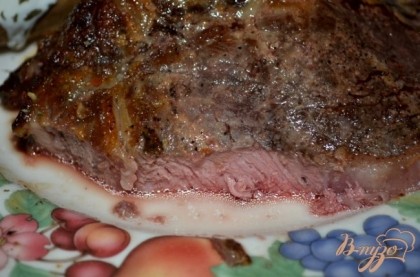 Готово! На этом фото мясо средней прожарки,т.е medium rare .Оно не сухое и вполне сочное, вкусное.