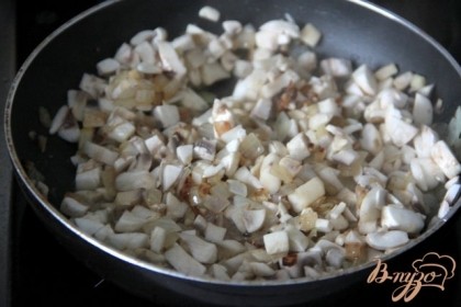 На разогретой сковороде, в небольшом кол-ве масла спассеровать лук, чеснок и грибы.