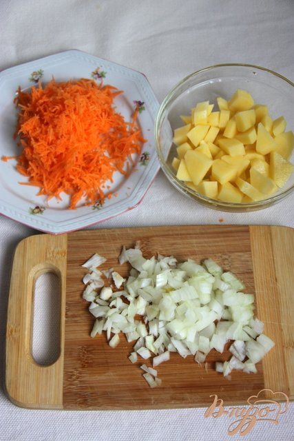 Мелко нарезать лук. Морковь натереть на мелкой тёрке. Нарезать картофель маленькими кубиками.