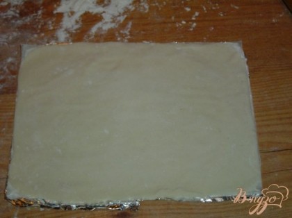 Начинаем работу с изготовления крышечки нашего пирога.Для этого замешиваем тесто - мука,соль,вода и немного растительного масла.Тесто должно быть эластичным.Раскатываем его и укладываем на пищевую бумагу,это нужно для дальнейших действий .