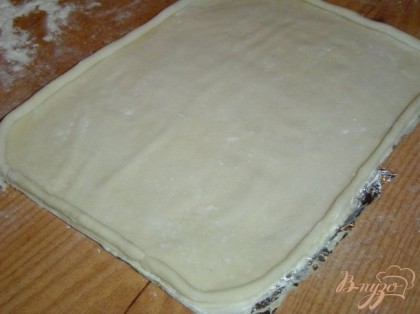 Вырезаем из теста форму,повторяющую форму,в которой будем выпекать пирог.По краям делаем бортик.