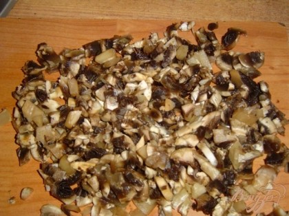 Так же мелко нарезаем грибы,добавляем их в обжаренный лук и доводим до готовности.Затем делим обжаренные грибочки на две равные части.