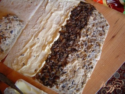 На лаваш наносим плавленый сыр,а сверху,слоями,выкладываем грибы с сыром,грибы с луком и зелень.