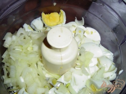 Для третьего варианта берем вареные яйца,лук репчатый и майонез,и так же как и в первом случае,измельчаем блендером.