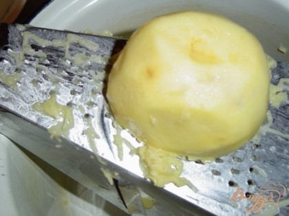 Сырой картофель натрите на мелкой терке, отожмите.