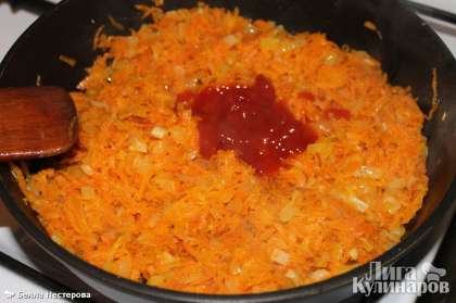Морковь натереть на терке, нарезать лук, обжарить на растительном масле, добавить кетчуп
