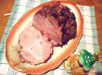 Свинину можно подпть, нарезав порционно с картофельным пюре или охладить и подать в качестве закуски