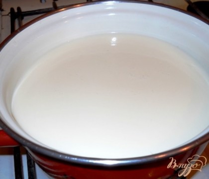 Молоко наливаем в кастрюлю с толстым дном. Ставим на огонь, доводим до кипения.Следим, чтоб молоко не убежало. Можно воспользоваться простым советом: обильно смазать края кастрюли сливочным маслом.