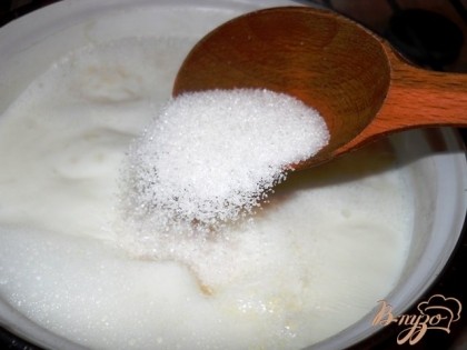 Когда закипит молоко добавляем сахар по вкусу вместе с ванильным сахаром.