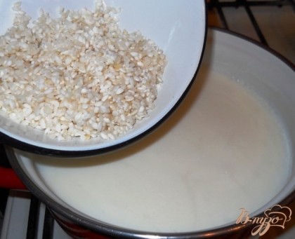 Рис хорошо промываем холодной водой, отправляем в кипящее молоко. Варим на медленном огне до готовности 20-30 мин. Готовую кашу снимаем с огня, добавляем сливочное масло, перемешиваем, даем немного остыть.