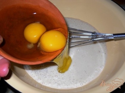 Переливаем бананово-молочную смесь в глубокую миску, добавляем яйца. Хорошо взбиваем.