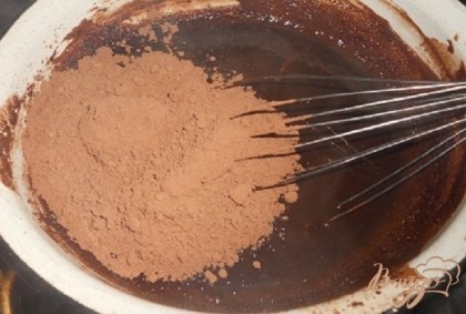 В растопленный шоколад добавить какао и перемешать венчиком до однородной массы.
