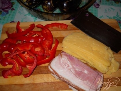 Перец, сыр и ветчину или грудинку нарезаем длинными ломтиками.