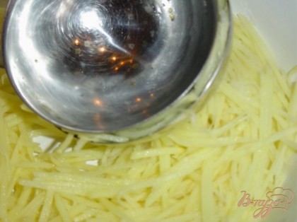 Половником меньшего диаметра прижимаем картофель и осторожно опускаем в кипящее растительное масло(в глубокой посуде).Затем убираем меньший половник и дожариваем корзинку.