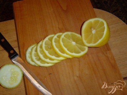 Нарезаем кружками лимон,