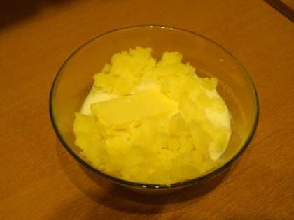 Смешать отварной картофель с молоком и сливочным маслом