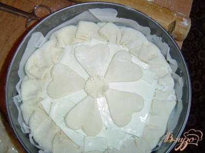 Сверху сыра выкладываем цветочек из вырезанных лепестков и отправляем пирог в духовку.Выпекаем до готовности при температуре 170-180 гр.