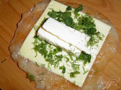 На филе выкладываем пластинку плавленого сыра,посыпаем ее зеленью и сверху выкладываем кусочек плавленого сыра и кусочек масла.Солим и перчим.