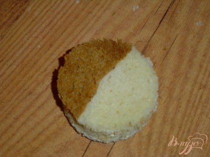 Из ломтика хлеба вырезать кружочек. Намазать его сливочным маслом и покрыть его сыром.