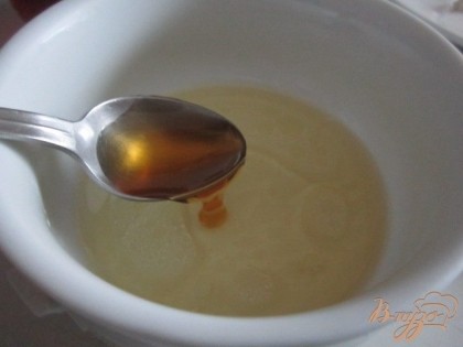 Приготовить соус с маслом, соком лимона и медом. Немного посолить.