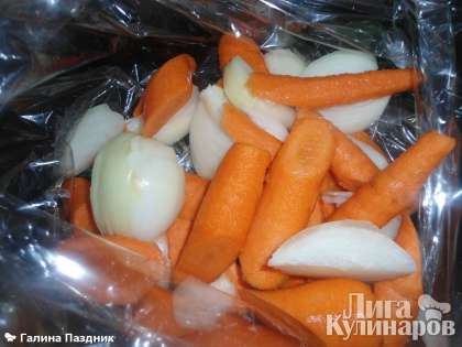 За это время приготовим морковь и лук для готовки, очистим и порежем на куски.