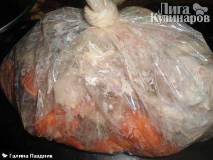Положить  в пакет замаринованное мясо кролика и нарезанные овощи. Завязать его и проткнуть в нескольких местах вилкой.
