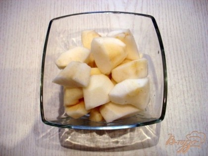 Яблоки почистить и разрезать на крупные кусочки.