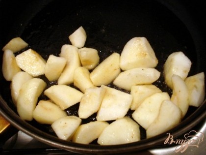 На сковороде растопить масло, добавить сахар.Обжарить яблоки.