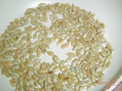 Очищенные семена подсолнечника слегка обжариваем на сковороде с минимальным количеством растительного масла.