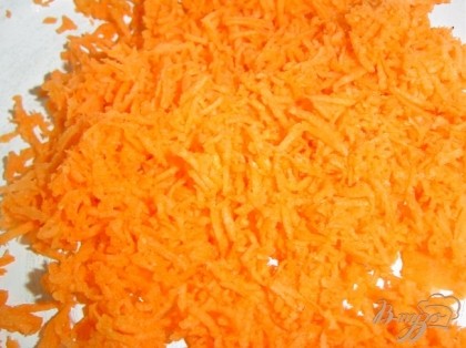 Морковь очищаем и натираем на мелкой терке.