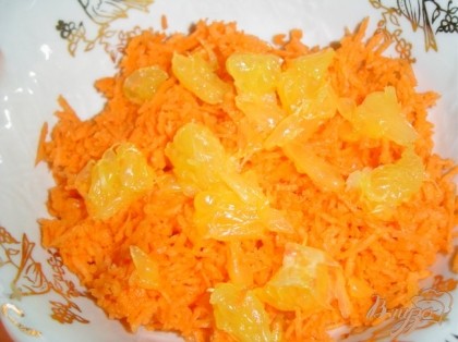Апельсины очищаем, нарезаем мелкими кубиками и соединяем с морковью