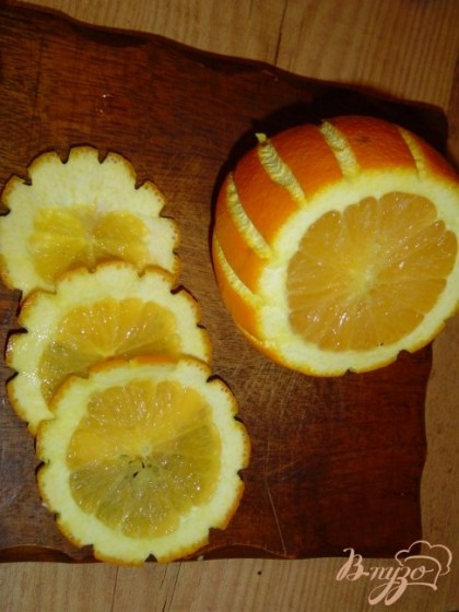 Апельсин нарезаем кружочками.