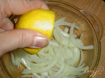Нарезаем шампиньоны и лук, добавляем лимонный сок.