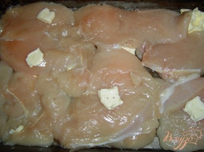 На смазанный растительным маслом противень выкладываем куриное филе,предварительно подсоленное и посыпаное специями.Сверху кладем немного сливочного масла.