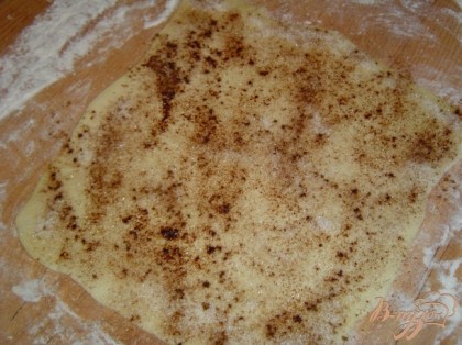 Это - вариант имеющий другую начинку. На смазанное растительным маслом тесто, насыпаем сахар, корицу и немного кокосовой стружки.