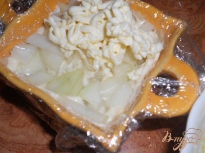 Следующий слой  - маринованный лук (воду слить с лука). Затем слой плавленного сыра. Слегка промазать майонезом.