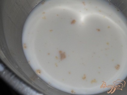 В другой миске смешать дрожжи и слегка теплое молоко, добавить соль и перемешать.